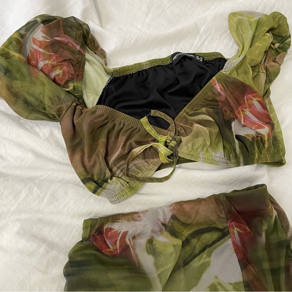 PrettyLittleThing Green Abstract Mesh Split Hem Mini Skirt & Puff Sleeve Top - Picture 5 of 5